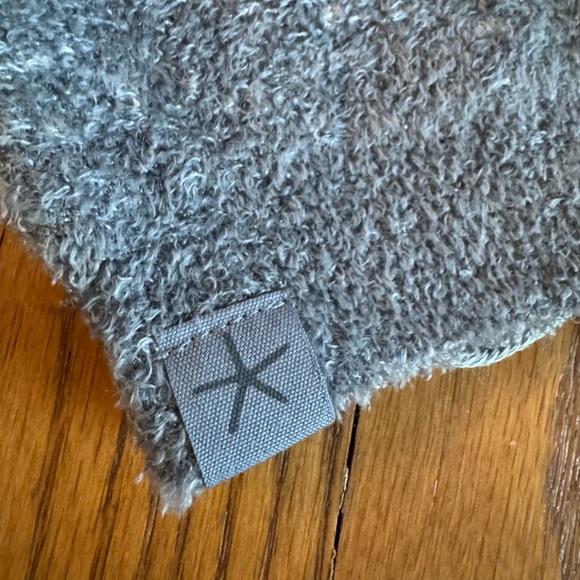 Barefoot Dreams beanie NWT - Picture 6 of 6